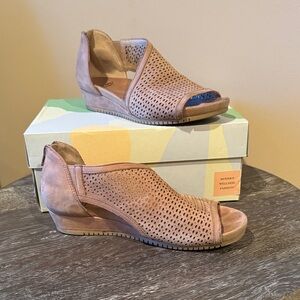 Earth Perforated Tan Wedges Size 8M